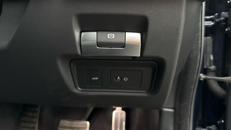 Jaguar XE 2.0 D200 R-Dynamic SE Black 4dr Auto Diesel Saloon